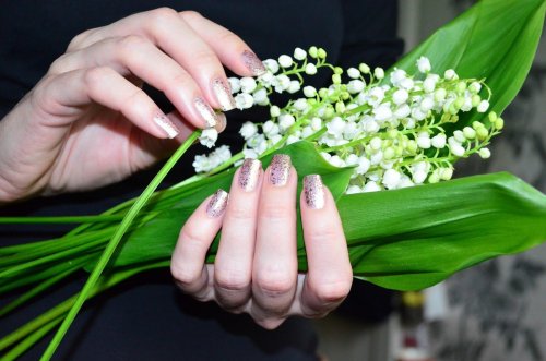 Весенний маникюр с ландышами