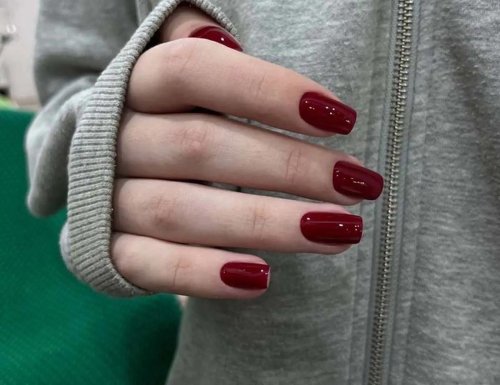 Короткие бордовые ногти