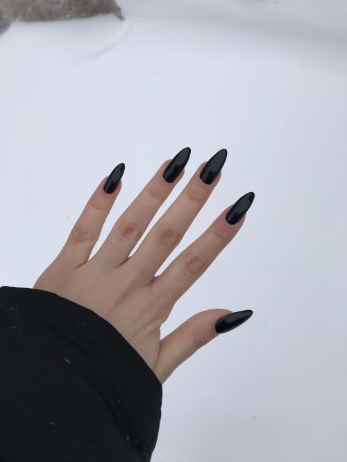 Черный маникюр на длинные ногти