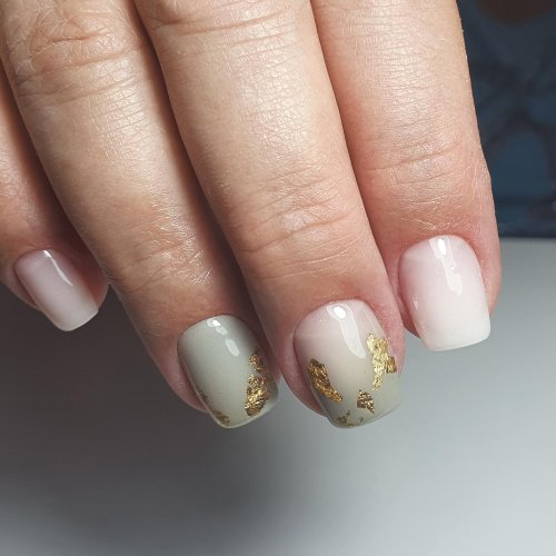Маникюр на короткие ногти с поталью