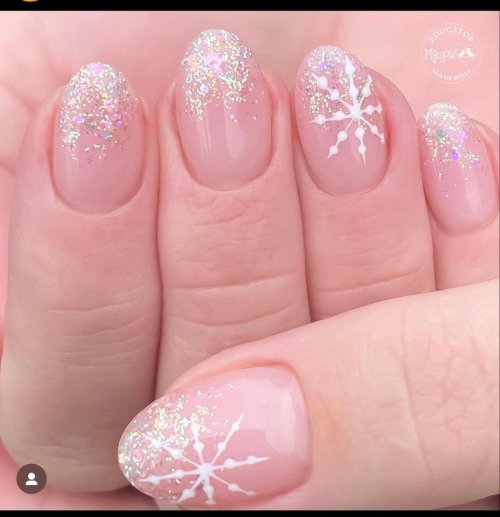 Маникюр со снежинками