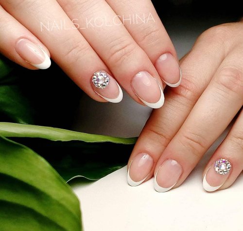 Френч маникюр на короткие ногти овальной формы классический