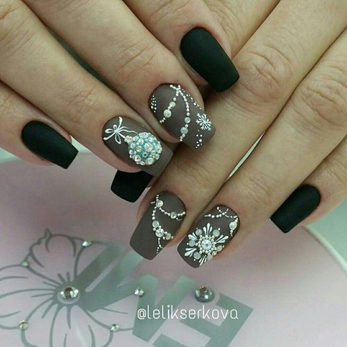 Маникюр со снежинками