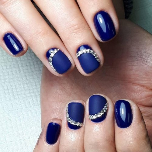 Маникюр на короткие ногти синие