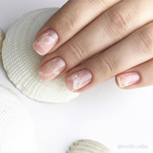 Нюдовый маникюр на короткие мрамор