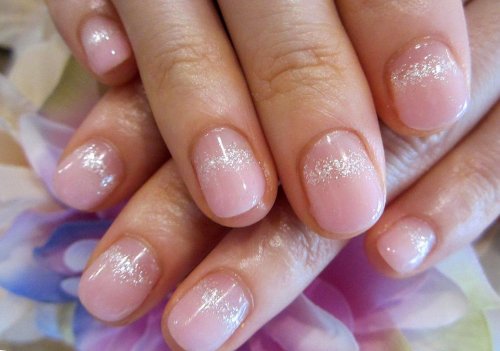 Прозрачный маникюр на короткие ногти