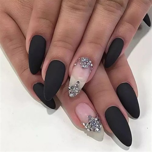 Черные матовые ногти со стразами