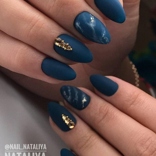 Синий матовый маникюр