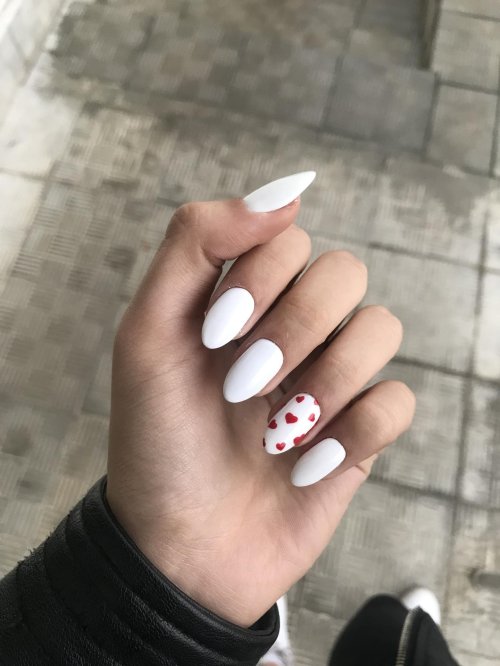 Белые ногти с сердечками