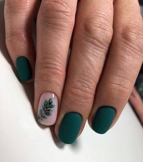 Изумрудный маникюр на короткие ногти