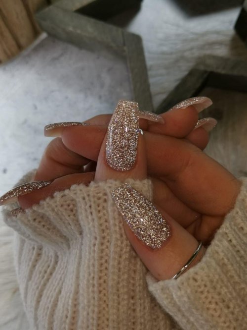 Ногти с золотыми блестками