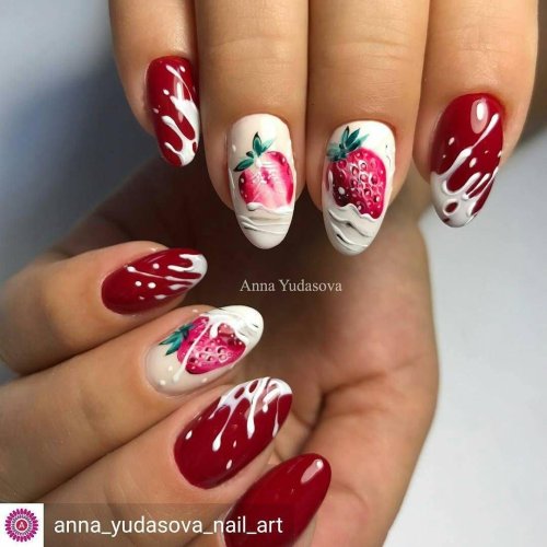 Маникюр с клубникой