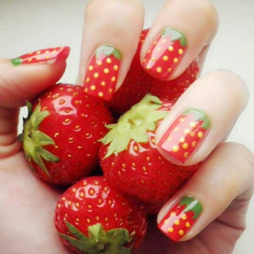 Маникюр клубника