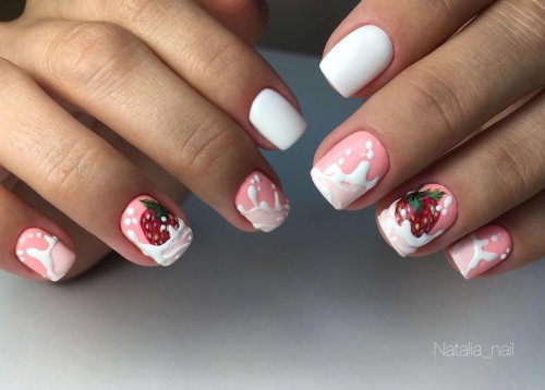 Маникюр с клубникой на короткие