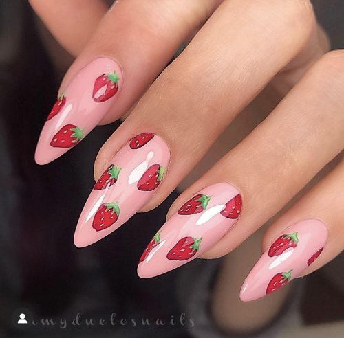 Маникюр с клубникой