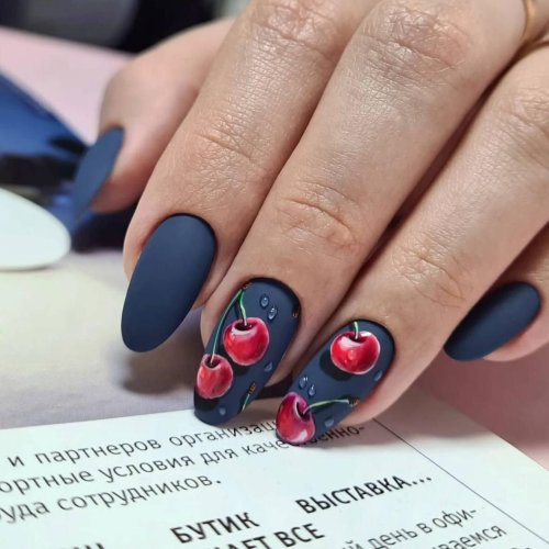 Маникюр с ягодами