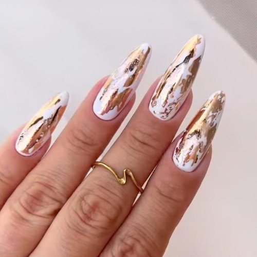 Белый маникюр с золотой фольгой