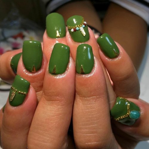 Маникюр зеленые