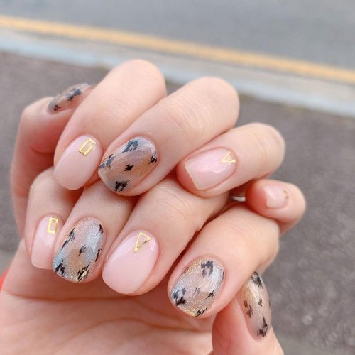 Нежный летний маникюр на короткие ногти