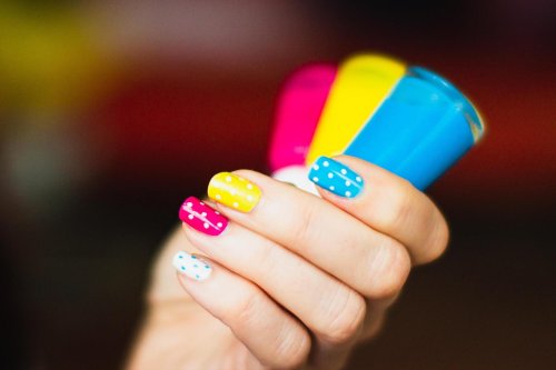 Разноцветные ногти в горошек