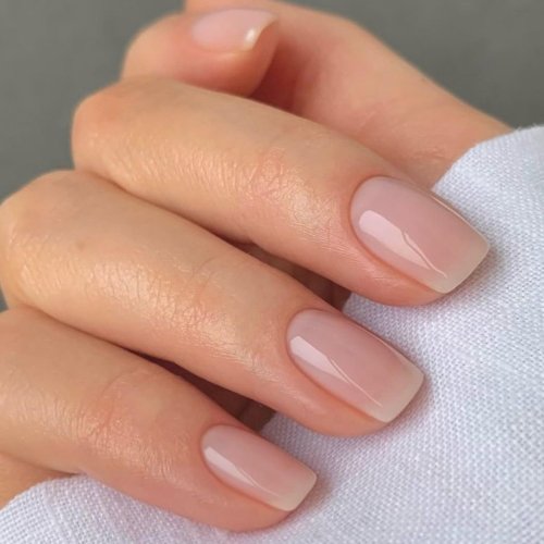 Нюдовый маникюр на короткие ногти квадратной формы