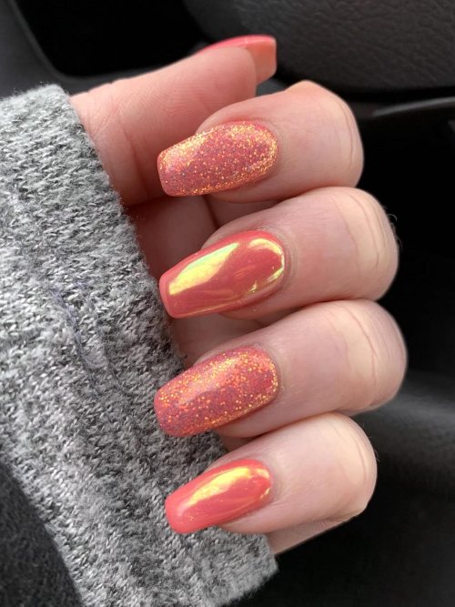 Маникюр коралловый с блестками