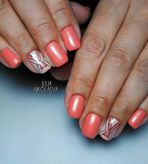 Коралловый маникюр на короткие ногти