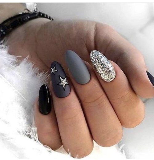 Серый маникюр миндаль