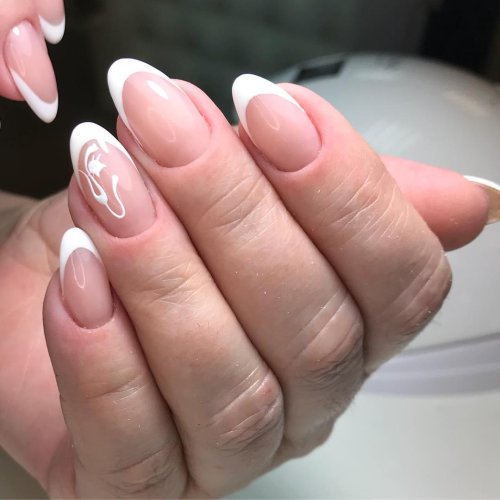 Классический французский маникюр