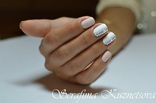 Маникюр на короткие ногти белые