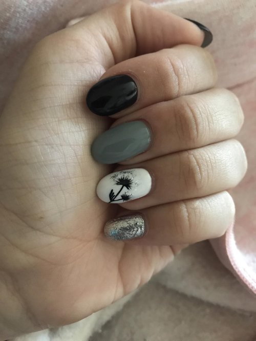 Маникюр на короткие ногти с одуванчиком