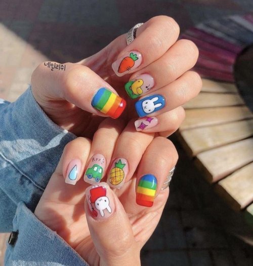 Яркий маникюр на короткие ногти