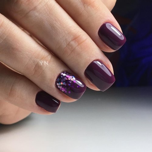 Сливовый маникюр на короткие ногти
