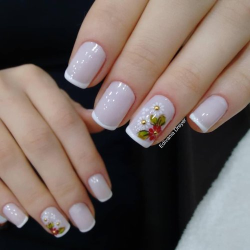 Французский маникюр с ромашками