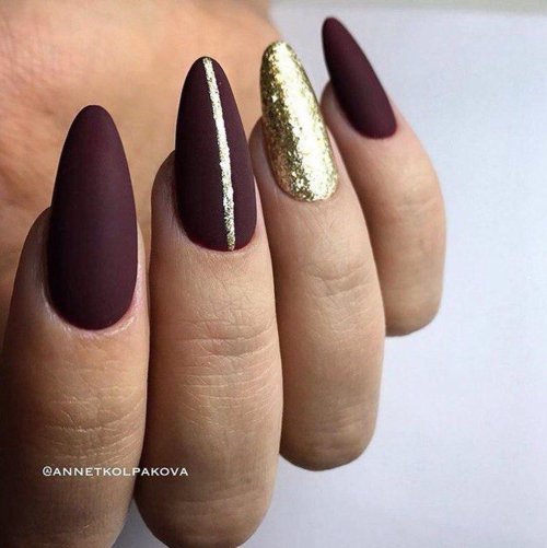 Маникюр бордовый матовый с золотом