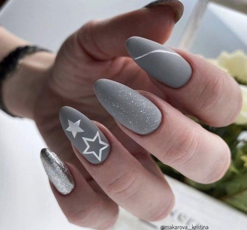 Серый маникюр миндаль