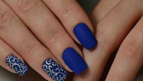 Маникюр под синее платье