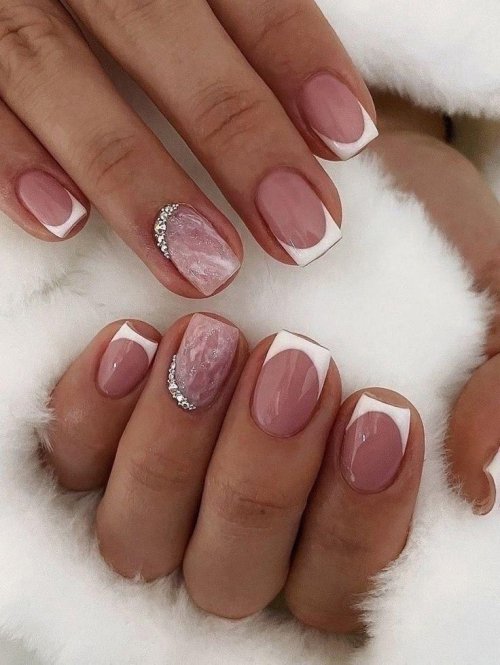 Светлый френч на короткие ногти