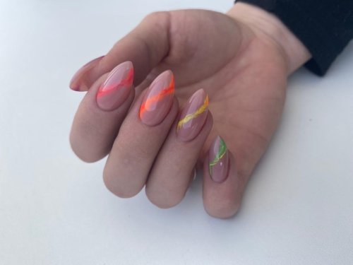 Маникюр с разноцветными линиями