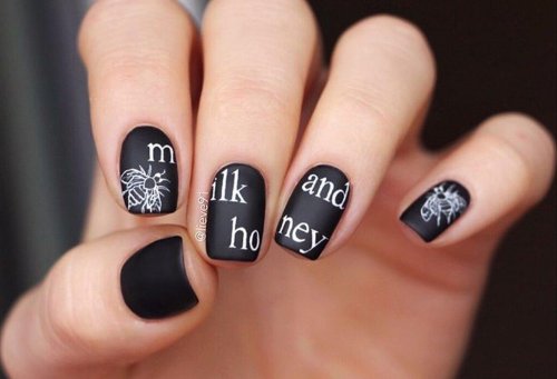 Маникюр на короткие ногти с надписями