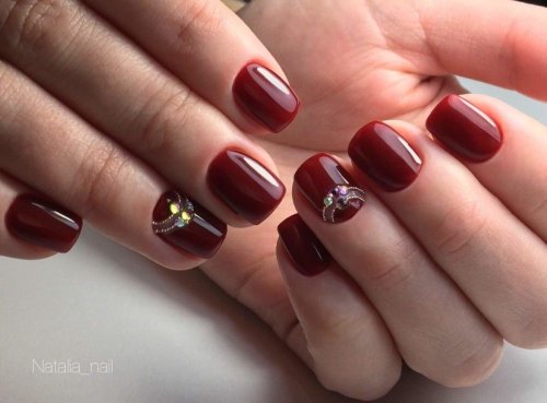 Маникюр на короткие ногти вишневый