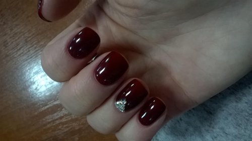 Маникюр на короткие ногти вишневый
