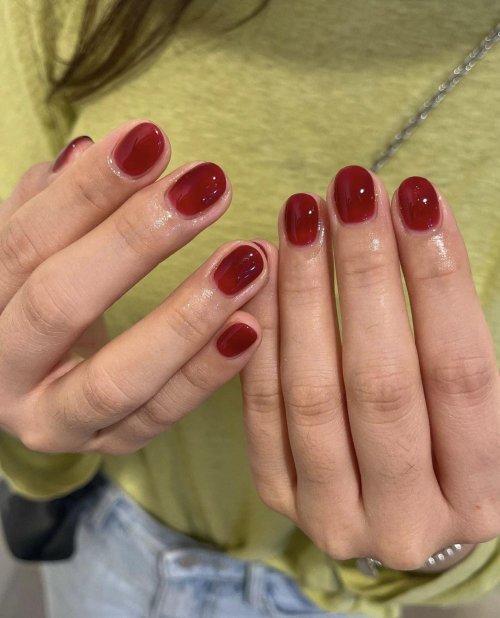 Короткие ногти красные