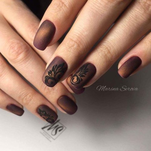 Коричневый маникюр с дизайном