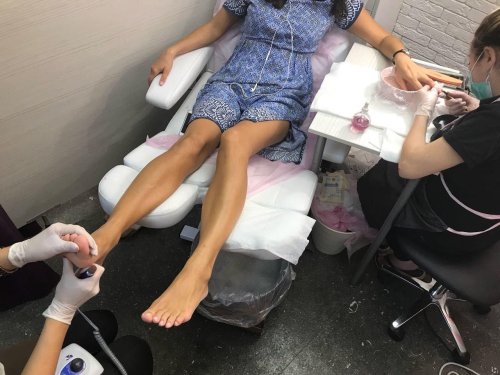 Маникюр и педикюр в 4 руки