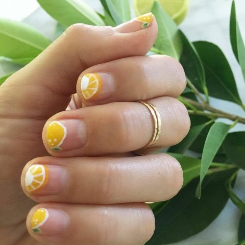 Лимонный маникюр на короткие ногти