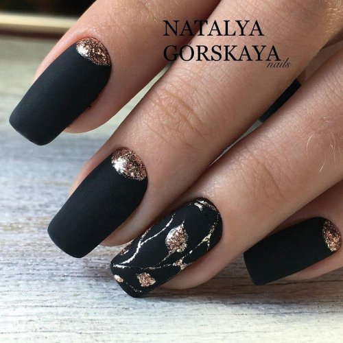 Маникюр черный матовый с золотом