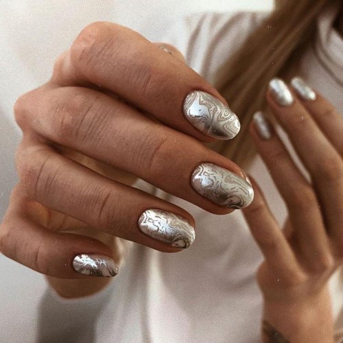 Серебристый маникюр на короткие ногти