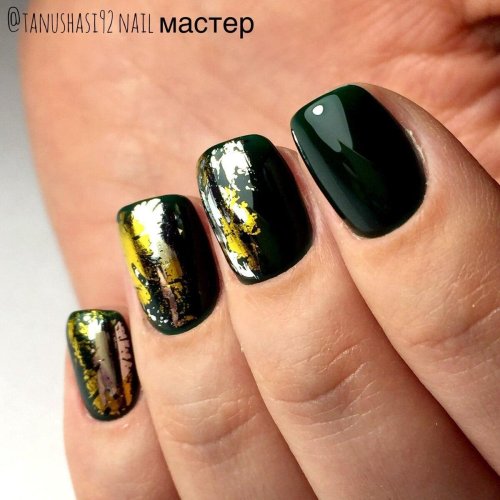 Зеленый маникюр с фольгой