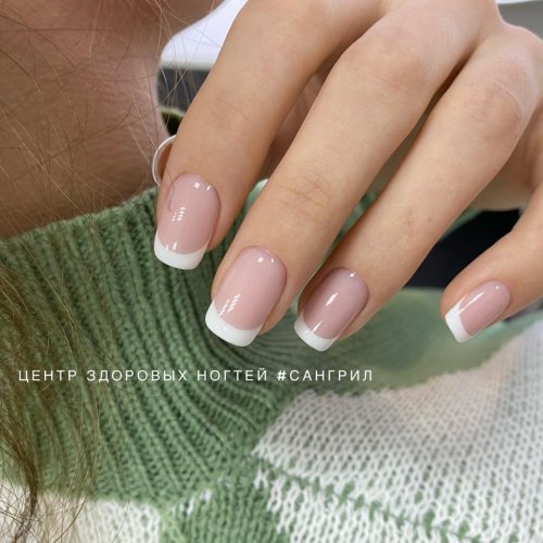 Классический френч на короткие ногти